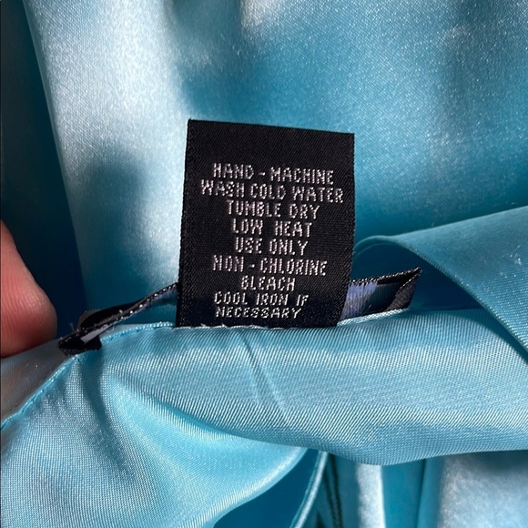 Vintage Halston Silky Blue Robe with Embroidered Detail - Picture 8 of 8